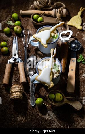 Café avec biscuits les vacances de Pâques.petit-déjeuner avec cappuccino et biscuit en forme de lapins de Pâques .en-cas sucreries Banque D'Images