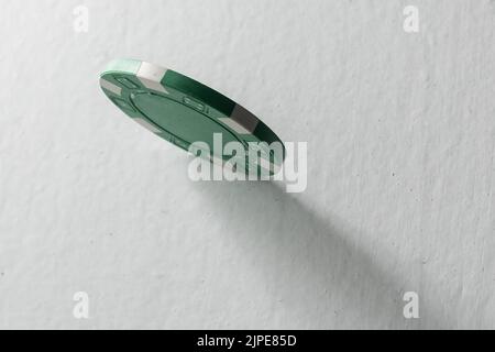 Une puce de poker verte isolée. Banque D'Images