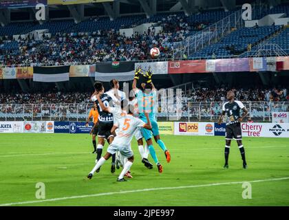 Kolkata, Inde. 16th août 2022. Édition 131st le tournoi de football de la coupe Durand a débuté au VYBK (Vivekananda Yubabarati krirangan-SALT LAKE STADIUM), à Kolkata avec un match inaugural entre le club de football sportif Mohammaan Sporting de l'année dernière et les champions du FC Goa de l'année dernière. Mme MAMATA BANERJEE, Ministre en chef (Bengale-Occidental), ainsi que d'autres dignitaires des forces armées indiennes étaient présents à la cérémonie d'inauguration. Mohammadan Sporting remporte le match avec la victoire de 3-1 sur le FC Goa. (Credit image: © Amlan Biswas/Pacific Press via ZUMA Press Wire) Banque D'Images