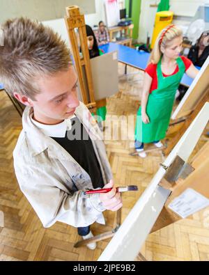 Étudiants adolescents, cours d'art. Vue franche des étudiants en art au travail dans leur studio universitaire. À partir d'une série d'images associées. Banque D'Images