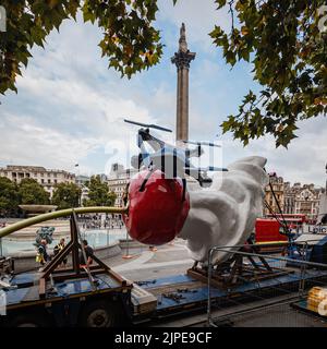 La fin, une installation d'art de Heather Phillipson sur le quatrième Plinth de Trafalgar Square est enlevée après plus de deux ans de résidence à Londres. Banque D'Images