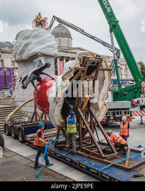 La fin, une installation d'art de Heather Phillipson sur le quatrième Plinth de Trafalgar Square est enlevée après plus de deux ans de résidence. Banque D'Images