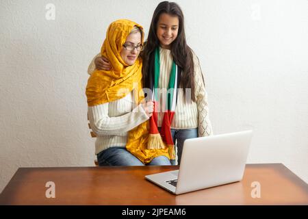 La famille du Moyen-Orient avec des robes d'emirates traditionnelles posant dans un studio photographique - concepts sur le style de vie, le bonheur et la relation familiale Banque D'Images