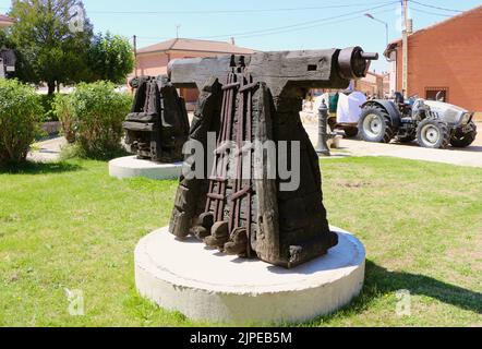 Deux têtes de lit disused de l'église de Lantadilla Palencia Espagne nw en exposition avec un tracteur Lamborghini derrière pendant les fêtes d'août Banque D'Images