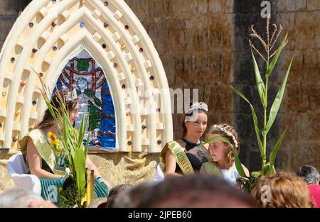 Fête de village reines sur un flotteur pendant les célébrations de l'Assomption de la Vierge Marie 15 août 2022 Lantadilla Palencia Espagne Banque D'Images