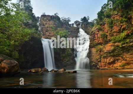 Une belle scène de la cascade de Tirathgarh dans le parc national de la vallée de Kanger, Chhattisgarh, Inde Banque D'Images