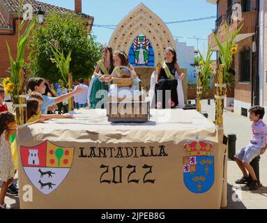 Fête de village reines sur un flotteur pendant les célébrations de l'Assomption de la Vierge Marie 15 août 2022 Lantadilla Palencia Espagne Banque D'Images