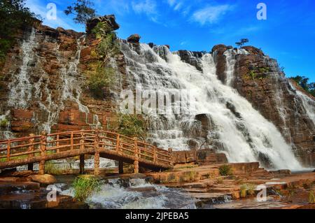 Une belle scène de la cascade de Tirathgarh dans le parc national de la vallée de Kanger, Chhattisgarh, I Banque D'Images