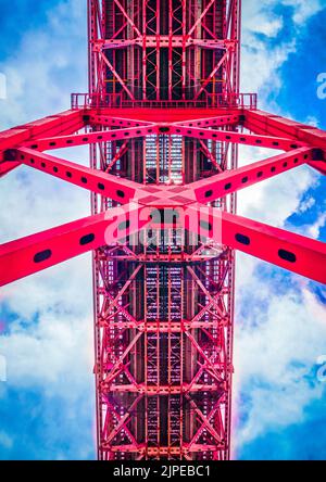 Détails structuraux en treillis d'acier rouge du pont suspendu 25 de Abril à Lisbonne, Portugal. Architecture d'ingénierie contre le ciel bleu. Banque D'Images