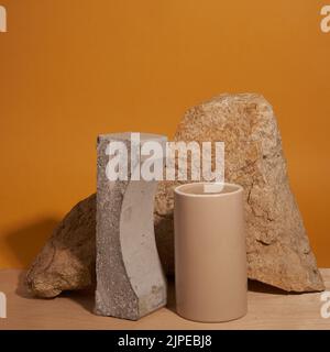 Un podium fait de figures géométriques de béton et de porcelaine pour les produits cosmétiques. Podiums rectangulaires avec ombres sur fond jaune. Disposition pour la présentation du produit. Photo de haute qualité Banque D'Images