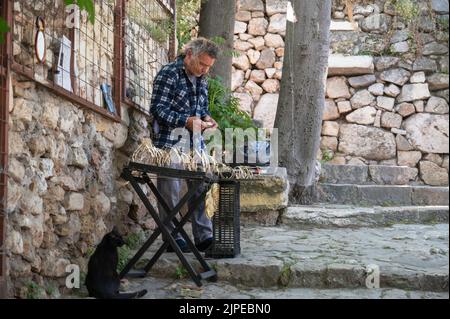 ATHÈNES, GRÈCE - 14 MAI 2022 : un vendeur de maïs fraîchement cuit attend que les acheteurs arrivent à Athènes. Banque D'Images