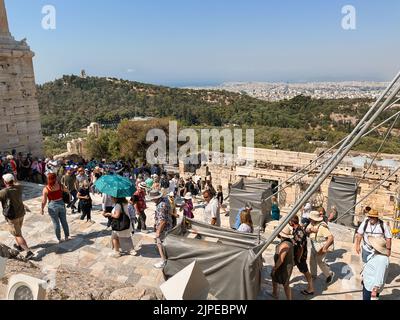 ATHÈNES, GRÈCE - 14 MAI 2022 : une foule de touristes s'évertue de l'Acropole après son ouverture. Jour ensoleillé. Banque D'Images
