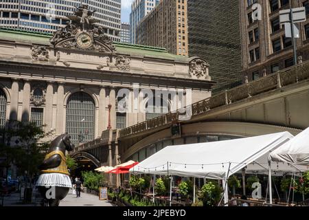 Bjorn Okholm les statues de bronze fantaisiste de Skaarup sont exposées sur Pershing Square, devant le Grand Central terminal, New York City, USA 2022 Banque D'Images