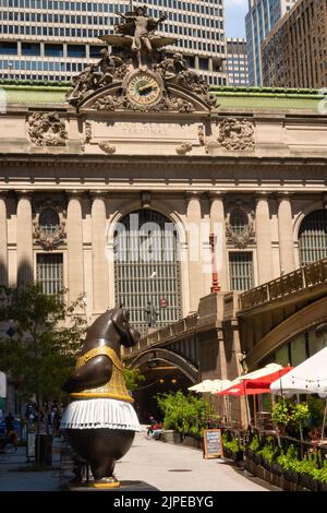 Bjorn Okholm les statues de bronze fantaisiste de Skaarup sont exposées sur Pershing Square, devant le Grand Central terminal, New York City, USA 2022 Banque D'Images