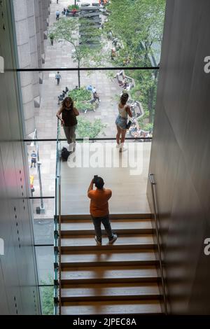 Visiteurs à MoMA en utilisant l'escalier un après-midi ensoleillé, 2022, NYC, Etats-Unis Banque D'Images