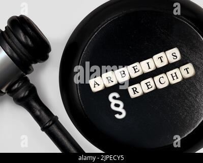 Juge Gavel avec bloc rond et le mot allemand Arbeitsrecht pour le droit du travail ou le droit du travail avec symbole de paragraphe Banque D'Images