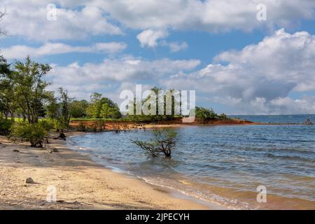 Magnifique lac Kerr en Virginie aux États-Unis. Lac artificiel bordé de plages de sable entouré de forêts. Créé par l'amortissement de la rivière Dan. Banque D'Images
