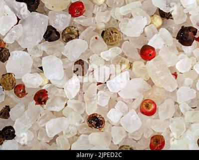 Gros plan de sel grossier et de grains de poivre de couleur mélangée, fond de texture épicée Banque D'Images