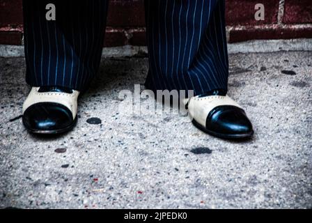 Chaussures à bout renforcé pour hommes et pantalon à fines rayures 1930s vêtements pour hommes, New York City, NY, États-Unis Banque D'Images