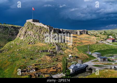 Vue sur le château de Kars avec des nuages sombres dans le ciel dans la province de Kars, Turquie Banque D'Images