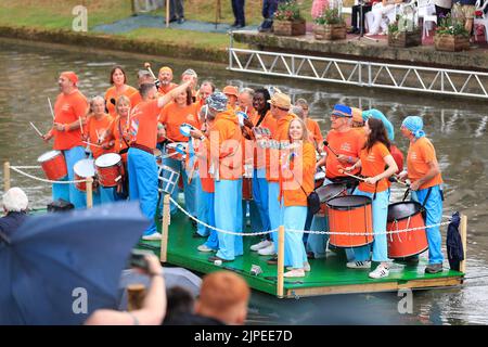 Hythe, Royaume-Uni. 17th août 2022. Le flotteur Old School Samba vu pendant le Hythe Venetian Fete. À Hythe, Royaume-Uni, le 8/17/2022. (Photo de Carlton Myrie/News Images/Sipa USA) crédit: SIPA USA/Alay Live News Banque D'Images