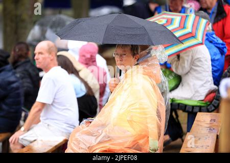 Hythe, Royaume-Uni. 17th août 2022. Les membres de la foule se déguisent prêts pour la pluie. À Hythe, Royaume-Uni, le 8/17/2022. (Photo de Carlton Myrie/News Images/Sipa USA) crédit: SIPA USA/Alay Live News Banque D'Images