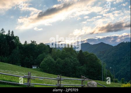 Un beau paysage rural au coucher du soleil Banque D'Images