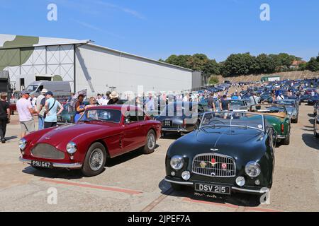 Aston Martin DB2/4 MkIII et DB2 Vantage 'Graber' DHC (1952), Aston Martin Heritage Day 2022, Brooklands Museum, Weybridge, Surrey, Angleterre, Royaume-Uni Europe Banque D'Images