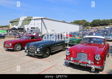 Aston Martin DB2/4 MkII (1955-1957) avec DB2/4 MkIII et DB2, Aston Martin Heritage Day 2022, Brooklands Museum, Weybridge, Angleterre, Royaume-Uni, Europe Banque D'Images