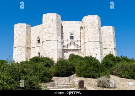 Castel del Monte, Pouilles, Italie : exemple unique de château avec des plantes octogonales et des murs blancs, nommé d'après le roi Frédéric II Site UNESCO. Banque D'Images