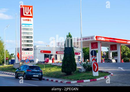 Bucarest, Roumanie - 22 juin 2022: Une station de gaz Lukoil est vue la nuit à Bucarest photo de stock Editorial - image de stock Banque D'Images