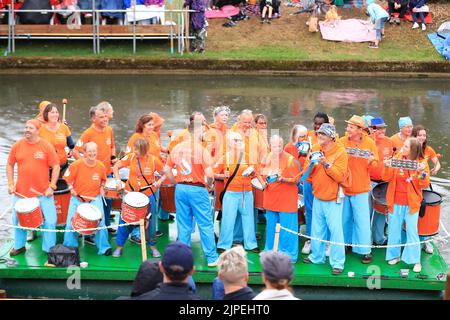 Hythe, Royaume-Uni. 17th août 2022. Le flotteur Old School Samba vu pendant le Hythe Venetian Fete. À Hythe, Royaume-Uni, le 8/17/2022. (Photo de Carlton Myrie/News Images/Sipa USA) crédit: SIPA USA/Alay Live News Banque D'Images
