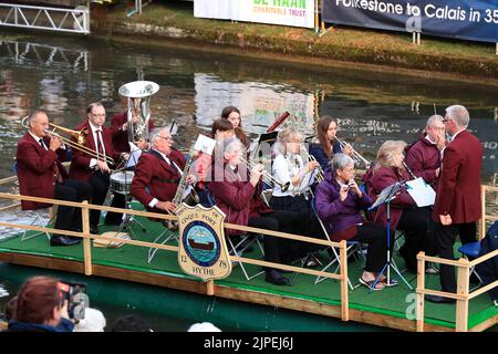 Hythe, Royaume-Uni. 17th août 2022. Le Hythe Town Band flotte vu pendant la fête à Hythe, Royaume-Uni, le 8/17/2022. (Photo de Carlton Myrie/News Images/Sipa USA) crédit: SIPA USA/Alay Live News Banque D'Images