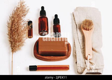 Kit spa. Lotions cosmétiques, savon fait main, serviette en coton et brosse de lavage écologique. Vue de dessus Banque D'Images