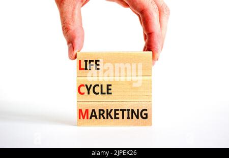 Symbole marketing du cycle de vie LCM. Concept mots LCM cycle de vie marketing sur des blocs de bois sur un beau fond blanc. Main d'homme d'affaires. Entreprise et Banque D'Images