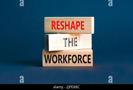 Reformer le symbole de l'effectif et du soutien. Les mots-concepts reforment la main-d'œuvre sur des blocs de bois. Magnifique fond gris de table. Remodelage de l'entreprise Banque D'Images