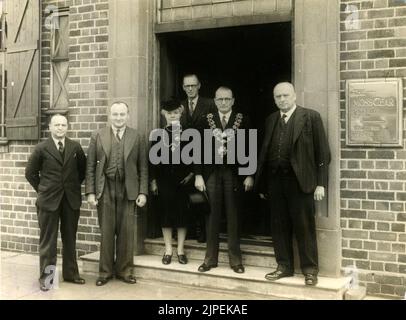 La Moss Gear Company trouve ses origines à Aston Manor, Birmingham, en 1910. Les ingénieurs qui ont créé l'entreprise n'ont pas été nommés Moss, mais Duckitt. Originaire de Moss Side, dans le Yorkshire, à environ 85 kilomètres au nord d'Aston, ils ont pris leur nom de leur ville natale lors de l'établissement de leur première usine. Au début, ils ont commencé la production avec des pignons coniques en spirale et ont rapidement ajouté des transmissions complètes pour les motos et les automobiles. Après avoir dépassé ses œuvres d'origine, en 1920, Moss a construit une nouvelle usine, à quelques kilomètres à l'est de Birmingham, à Tyburn, la qualifiant de « Crown Works ». Banque D'Images