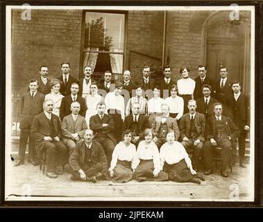 La Moss Gear Company trouve ses origines à Aston Manor, Birmingham, en 1910. Les ingénieurs qui ont créé l'entreprise n'ont pas été nommés Moss, mais Duckitt. Originaire de Moss Side, dans le Yorkshire, à environ 85 kilomètres au nord d'Aston, ils ont pris leur nom de leur ville natale lors de l'établissement de leur première usine. Au début, ils ont commencé la production avec des pignons coniques en spirale et ont rapidement ajouté des transmissions complètes pour les motos et les automobiles. Après avoir dépassé ses œuvres d'origine, en 1920, Moss a construit une nouvelle usine, à quelques kilomètres à l'est de Birmingham, à Tyburn, la qualifiant de « Crown Works ». Banque D'Images