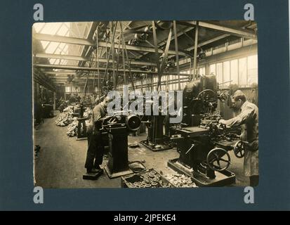 La Moss Gear Company trouve ses origines à Aston Manor, Birmingham, en 1910. Les ingénieurs qui ont créé l'entreprise n'ont pas été nommés Moss, mais Duckitt. Originaire de Moss Side, dans le Yorkshire, à environ 85 kilomètres au nord d'Aston, ils ont pris leur nom de leur ville natale lors de l'établissement de leur première usine. Au début, ils ont commencé la production avec des pignons coniques en spirale et ont rapidement ajouté des transmissions complètes pour les motos et les automobiles. Après avoir dépassé ses œuvres d'origine, en 1920, Moss a construit une nouvelle usine, à quelques kilomètres à l'est de Birmingham, à Tyburn, la qualifiant de « Crown Works ». Banque D'Images