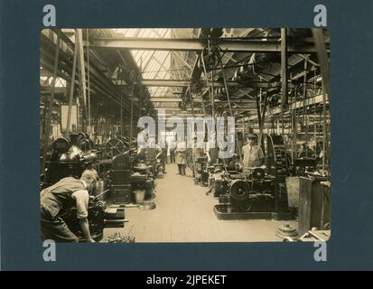 La Moss Gear Company trouve ses origines à Aston Manor, Birmingham, en 1910. Les ingénieurs qui ont créé l'entreprise n'ont pas été nommés Moss, mais Duckitt. Originaire de Moss Side, dans le Yorkshire, à environ 85 kilomètres au nord d'Aston, ils ont pris leur nom de leur ville natale lors de l'établissement de leur première usine. Au début, ils ont commencé la production avec des pignons coniques en spirale et ont rapidement ajouté des transmissions complètes pour les motos et les automobiles. Après avoir dépassé ses œuvres d'origine, en 1920, Moss a construit une nouvelle usine, à quelques kilomètres à l'est de Birmingham, à Tyburn, la qualifiant de « Crown Works ». Banque D'Images