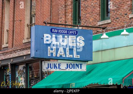 Un gros plan de la bannière Blues Hall est accroché à un mur Banque D'Images