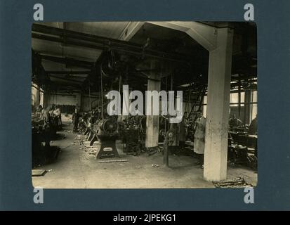 La Moss Gear Company trouve ses origines à Aston Manor, Birmingham, en 1910. Les ingénieurs qui ont créé l'entreprise n'ont pas été nommés Moss, mais Duckitt. Originaire de Moss Side, dans le Yorkshire, à environ 85 kilomètres au nord d'Aston, ils ont pris leur nom de leur ville natale lors de l'établissement de leur première usine. Au début, ils ont commencé la production avec des pignons coniques en spirale et ont rapidement ajouté des transmissions complètes pour les motos et les automobiles. Après avoir dépassé ses œuvres d'origine, en 1920, Moss a construit une nouvelle usine, à quelques kilomètres à l'est de Birmingham, à Tyburn, la qualifiant de « Crown Works ». Banque D'Images