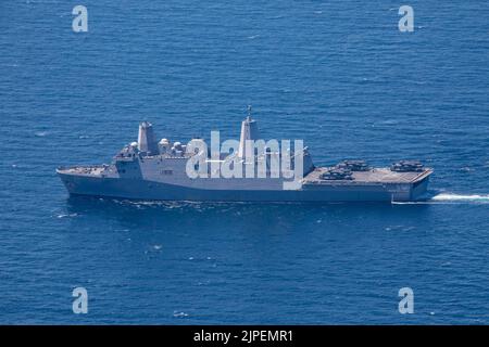 Océan Pacifique. 11th août 2022. Le navire de quai de transport amphibie USS John P. Murtha (LPD 26) effectue un exercice de transit en détroit avec le navire de quai de transport amphibie Anchorage (LPD 23) et le navire d'assaut amphibie USS Makin Island (LHD 8), août 11. Les exercices de transport en détroit démontrent la capacité de la Marine américaine de respecter l'engagement du pays à une navigation libre et ouverte dans le monde entier. Le 7e Escadron amphibie (CP), ainsi que le 13th Marine Expeditionary Unit (MEU), sont actuellement en cours de formation intégrée dans la flotte américaine 3rd pour préparer un déploiement à venir Banque D'Images