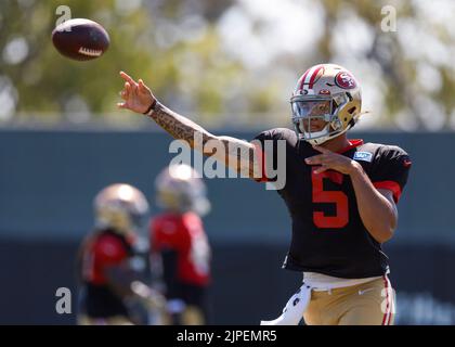 Santa Clara, États-Unis. 07th août 2022. SANTA CLARA, CALIFORNIE - 07 AOÛT : le quarterback de San Francisco 49ers Trey lance (5) se lance pendant le camp d'entraînement au stade Levi's à Santa Clara, en Californie, le dimanche 7 août 2022. (Photo de Nhat V. Meyer/The Mercury News/TNS/Sipa USA) crédit: SIPA USA/Alay Live News Banque D'Images