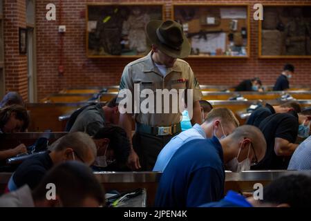 Parris Island, Caroline du Sud, États-Unis. 15th août 2022. Les nouvelles recrues arrivent et commencent le processus de réception pour ramasser avec la Compagnie de novembre, le 4th Bataillon d'instruction des recrues, et la Compagnie Charlie, le 1st Bataillon d'instruction des recrues, sur le dépôt des recrues du corps des Marines, à l'île Parris. Les capacités des recrues à écouter et à suivre les indications sont testées immédiatement à leur arrivée car elles remplissent leurs documents pour être officiellement enregistré à l'île de Pariris. Crédit : Marcel Gorka/États-Unis Marines/ZUMA Press Wire Service/ZUMAPRESS.com/Alamy Live News Banque D'Images