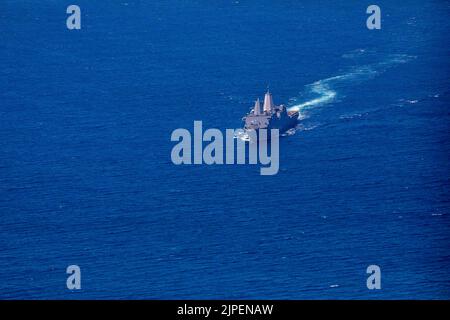 Océan Pacifique. 11th août 2022. Le navire de quai de transport amphibie USS Anchorage (LPD 23) effectue un exercice de transit en détroit avec le navire de quai de transport amphibie USS John P. Murtha (LPD 26) et le navire d'assaut amphibie USS Makin Island (LHD 8), août 11. Les exercices de transport en détroit démontrent la capacité de la Marine américaine de respecter l'engagement du pays à une navigation libre et ouverte dans le monde entier. Le 7e Escadron amphibie (CP), ainsi que le 13th Marine Expeditionary Unit (MEU), sont actuellement en cours de formation intégrée dans la flotte américaine 3rd pour préparer un déploiement à venir Banque D'Images