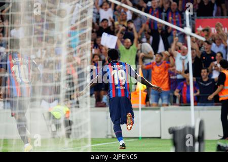 BARCELONE - AOÛT 13 : Franck Kessie en action pendant le match LaLiga entre le FC Barcelone et Rayo Vallecano au stade Spotify Camp Nou en août Banque D'Images