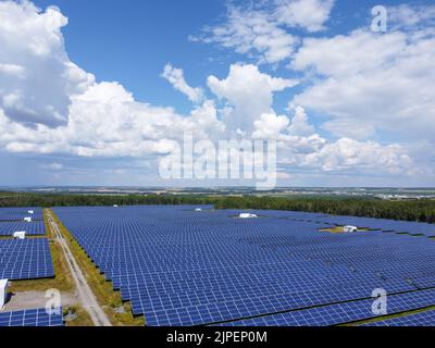 Vue sur une ferme solaire à Temiskaming Shores, en Ontario Banque D'Images