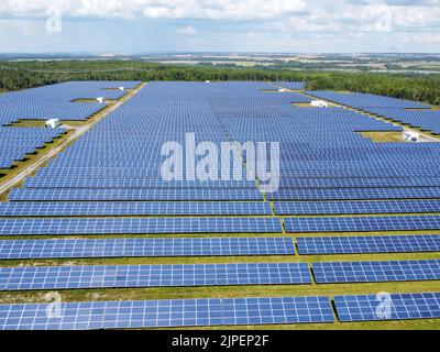Vue sur une ferme solaire à Temiskaming Shores, en Ontario Banque D'Images