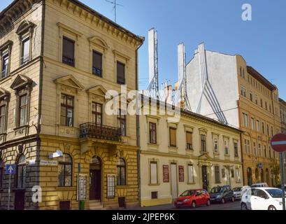 Rues au coin de Budapest avec cheminées de toit, Hongrie. Banque D'Images